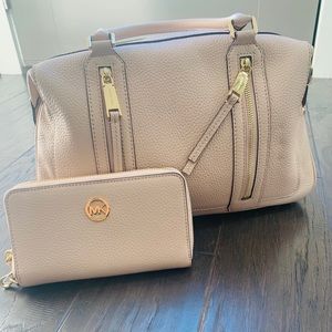 🆕NWT- MK Light Pink Purse/Wallet Set